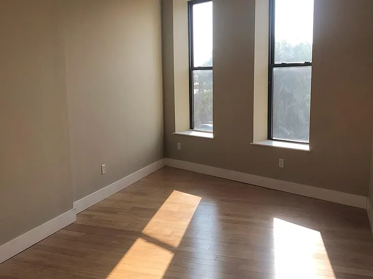 2733 Woodburn Ave #303 — Photo 8