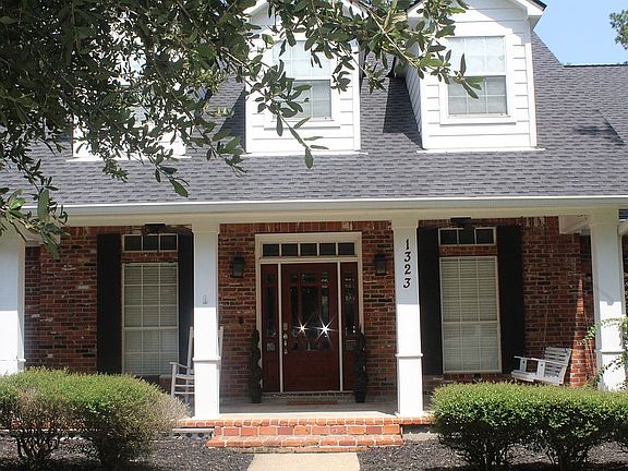 3rd image of 1323 Woodcrest Dr