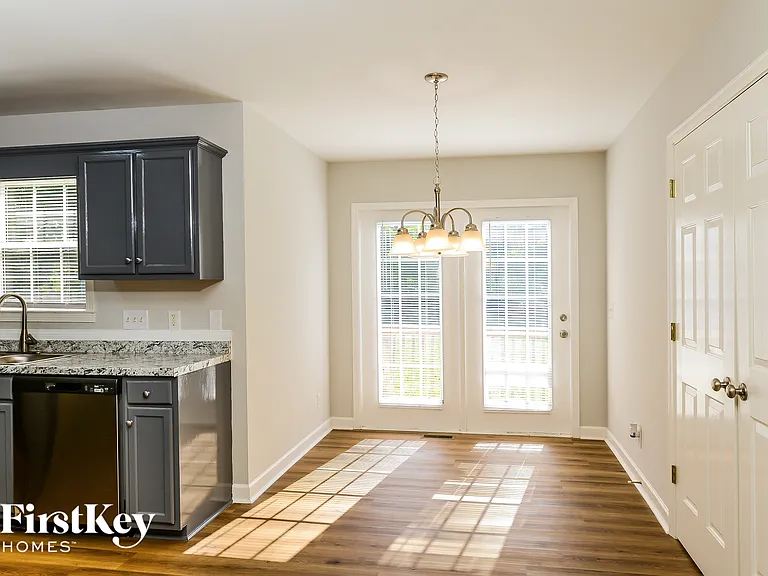 1259 Vincent Dr — Photo 6