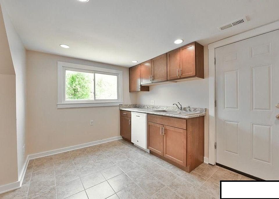 1st image of 925 S 41st St APT 2
