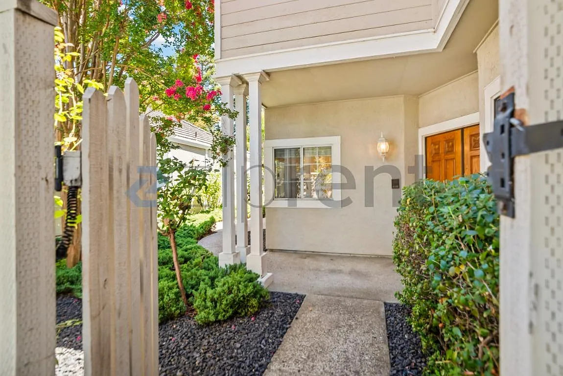 3 bed, 2.5 bath, 2486 sqft, $5,200 — Photo 3