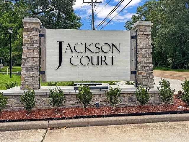 736 Jackson Ct — Photo 2