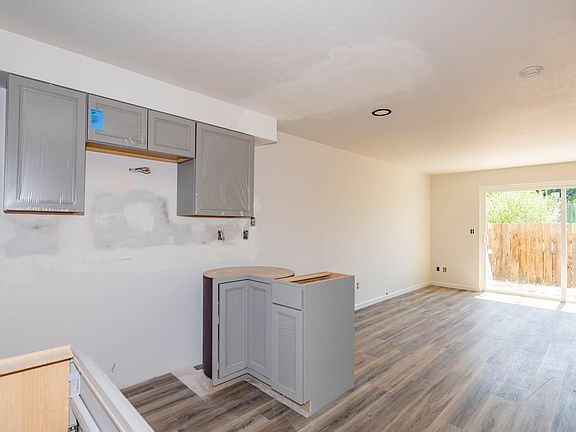 3rd image of 47 SW Eastern Ave APT 10