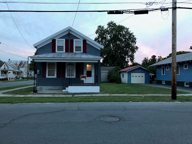 Front view with side yard