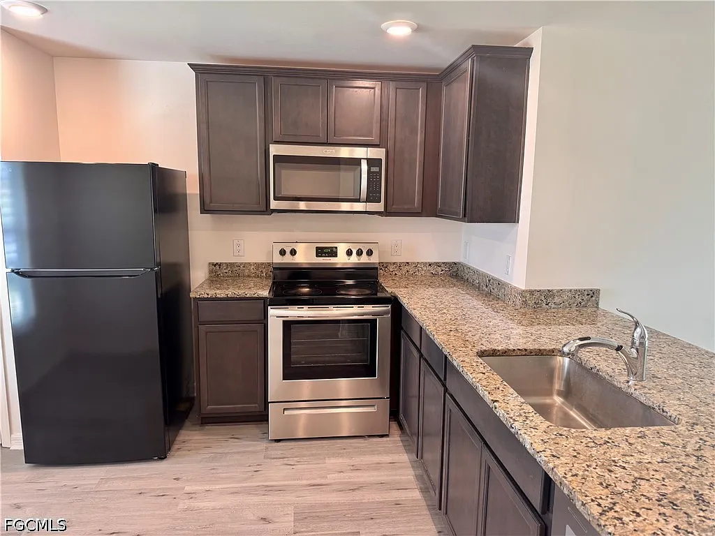 3 bed, 2.0 bath, 1270 sqft, $1,900 — Photo 2