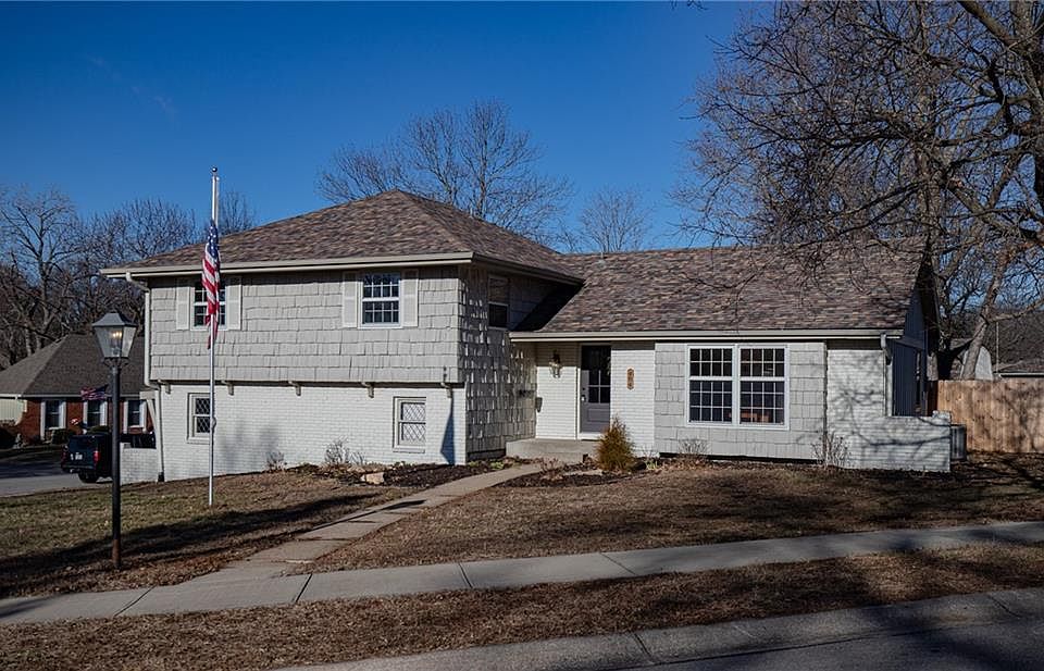 1st image of 404 Hillcrest Cir