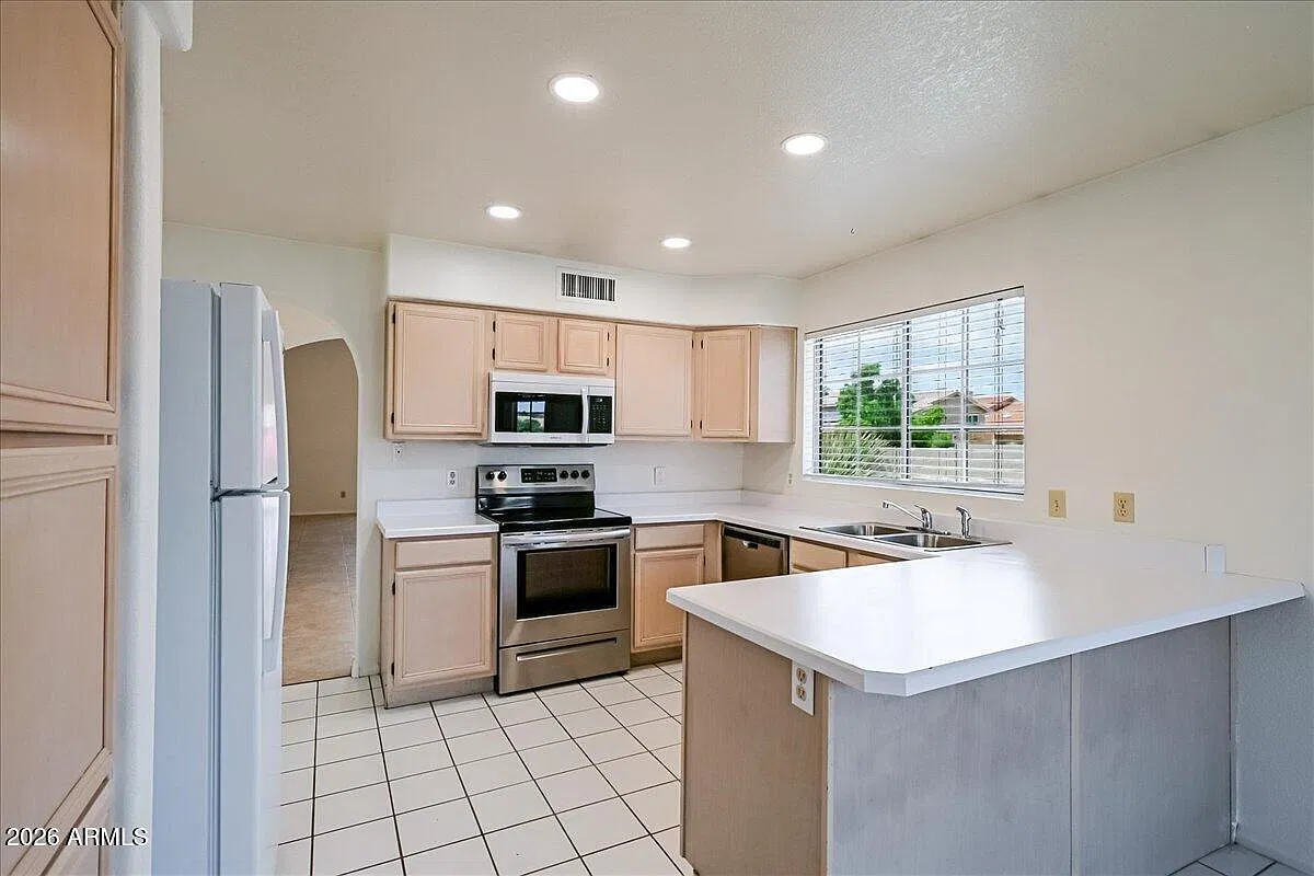 3 bed, 2.0 bath, $2,200 — Photo 2