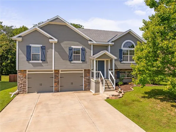 9025 SW 10th St, Blue Springs, MO 64015