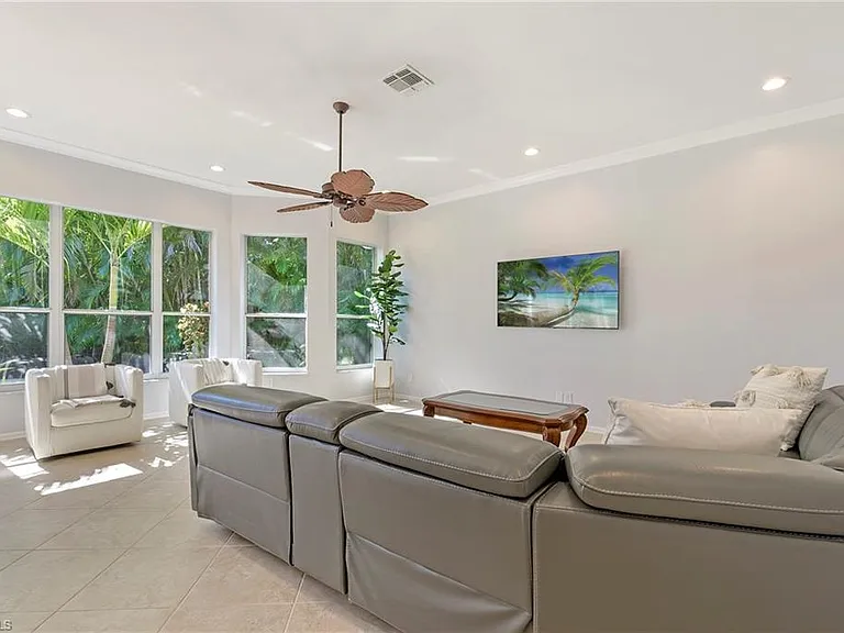 300 Wentworth Ct — Photo 26