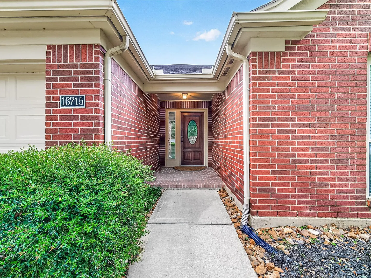 4 bed, 2.0 bath, $2,600 — Photo 2