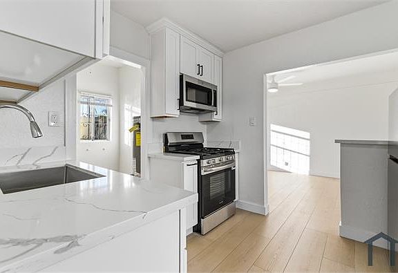 4th image of 320 1/2 W 84th Pl
