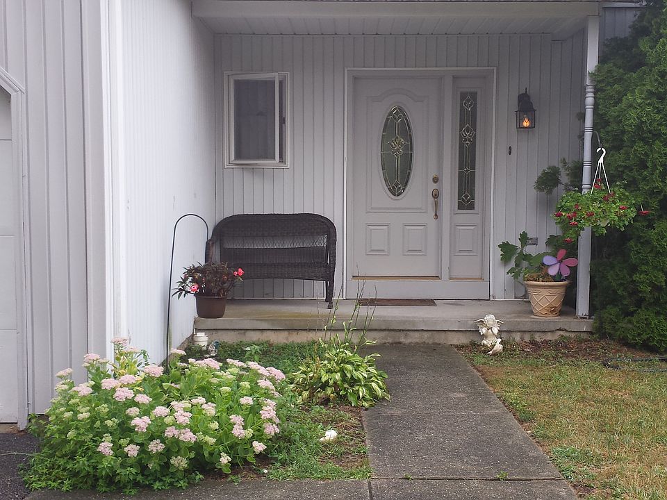 1st image of 10 Briarwood Ct