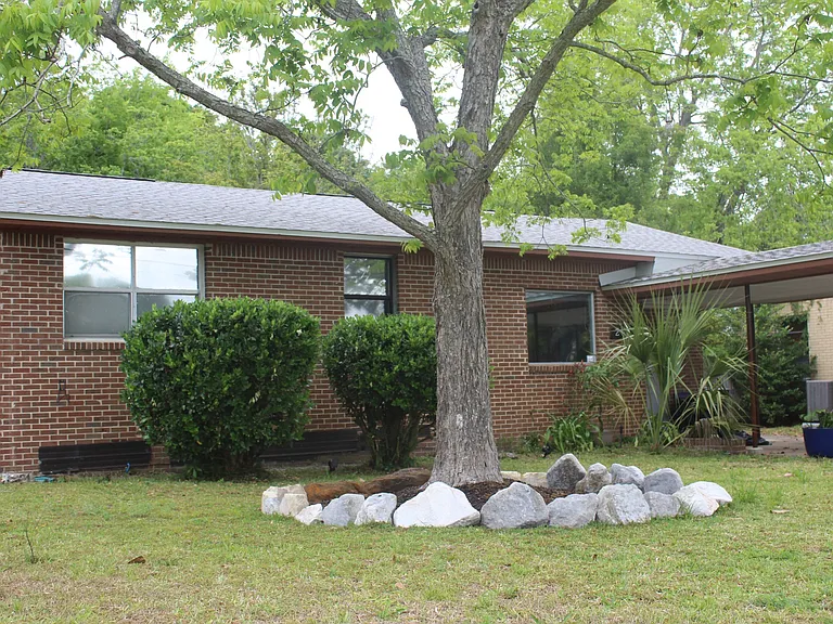 266 Beachview Dr — Photo 2