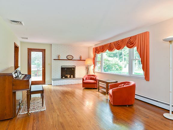 3rd image of 1332 Hanover St
