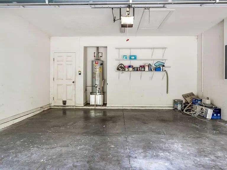 16013 Stags Leap Dr — Photo 32