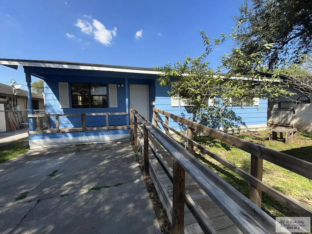 3 bed, 1.0 bath, 892 sqft, $1,000 — Photo 1