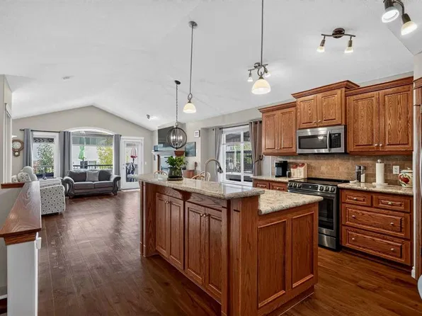 226 W Cimarron Dr, Okotoks, AB T1S 0A8