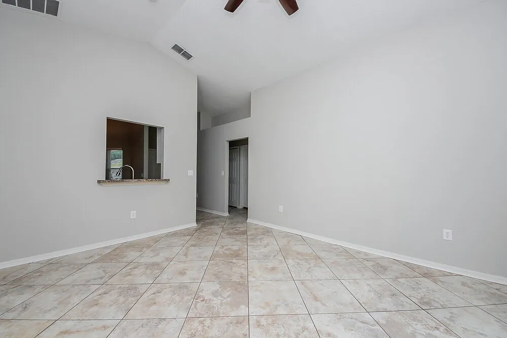3 bed, 2.0 bath, 1207 sqft, $2,000 — Photo 4