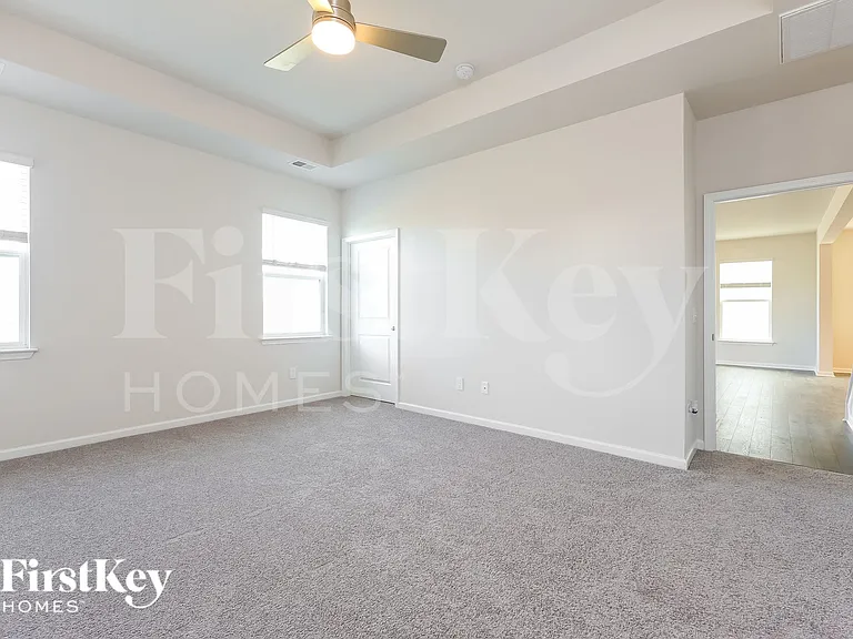 565 Hillpark Ln — Photo 8