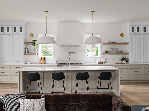 3rd image of 706 Brook Hollow Rd