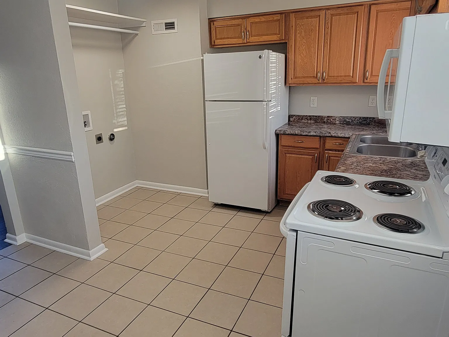 2 bed, 900 sqft, $975 — Photo 2