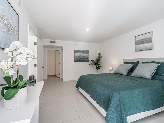 4th image of 9261 E Bay Harbor Dr Unit 505