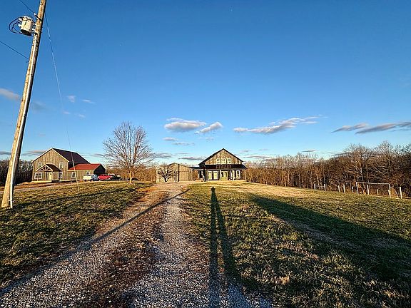 3rd image of 404 Franklin Rd