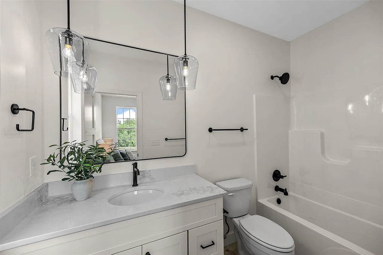 3 bed, 3.5 bath, 2051 sqft, $3,300 — Photo 4