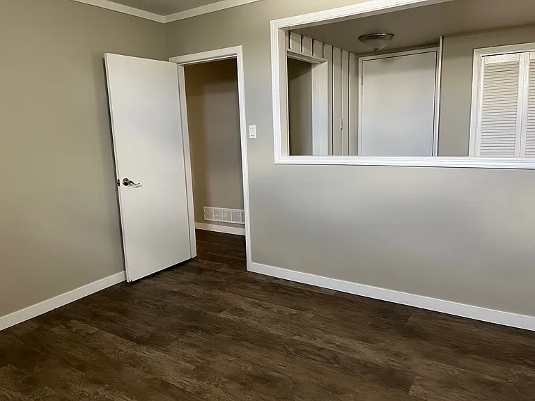 3202 43rd Ave #BASEMENT — Photo 2