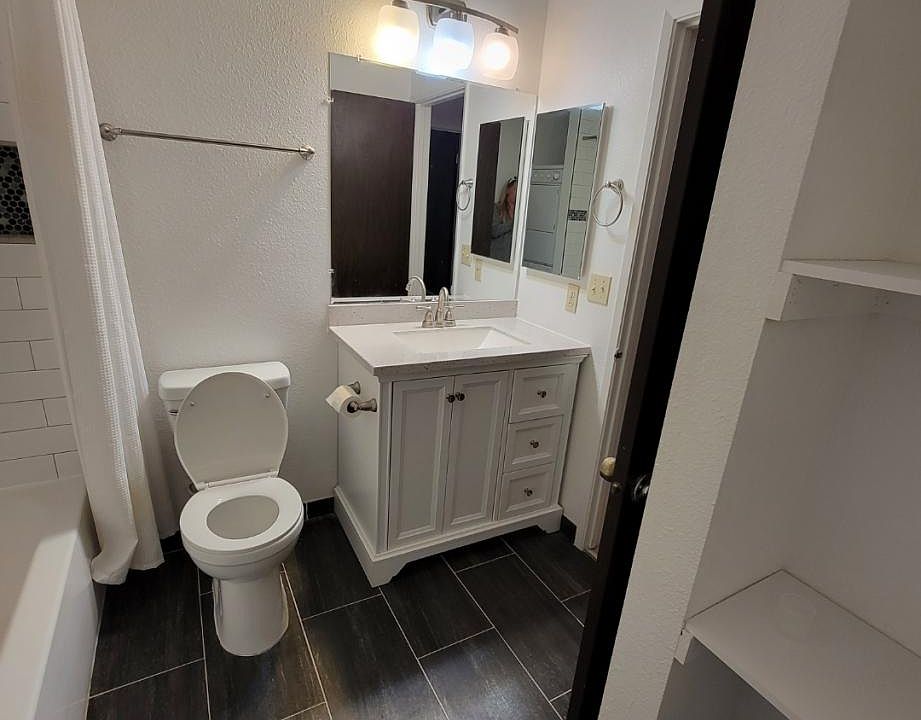 UPSTAIRS BATHROOM