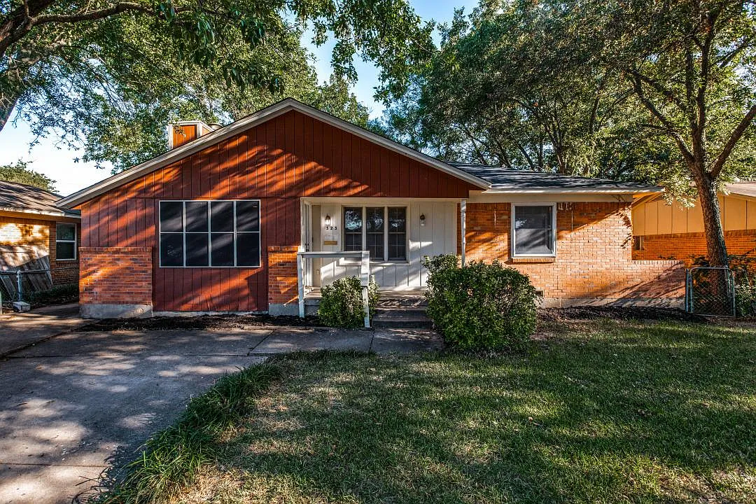 4 bed, 1954 sqft, $2,195 — Photo 2