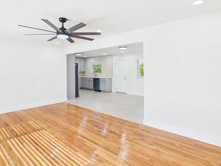 306 SW 52nd St — Photo 3