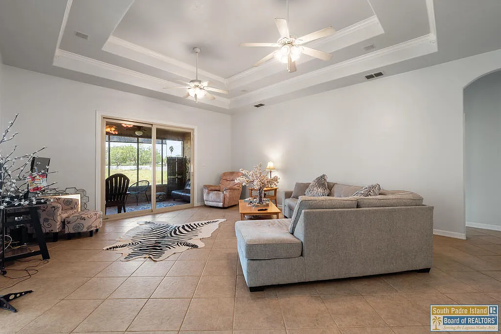 3 bed, 2.0 bath, 2138 sqft, $3,200 — Photo 3
