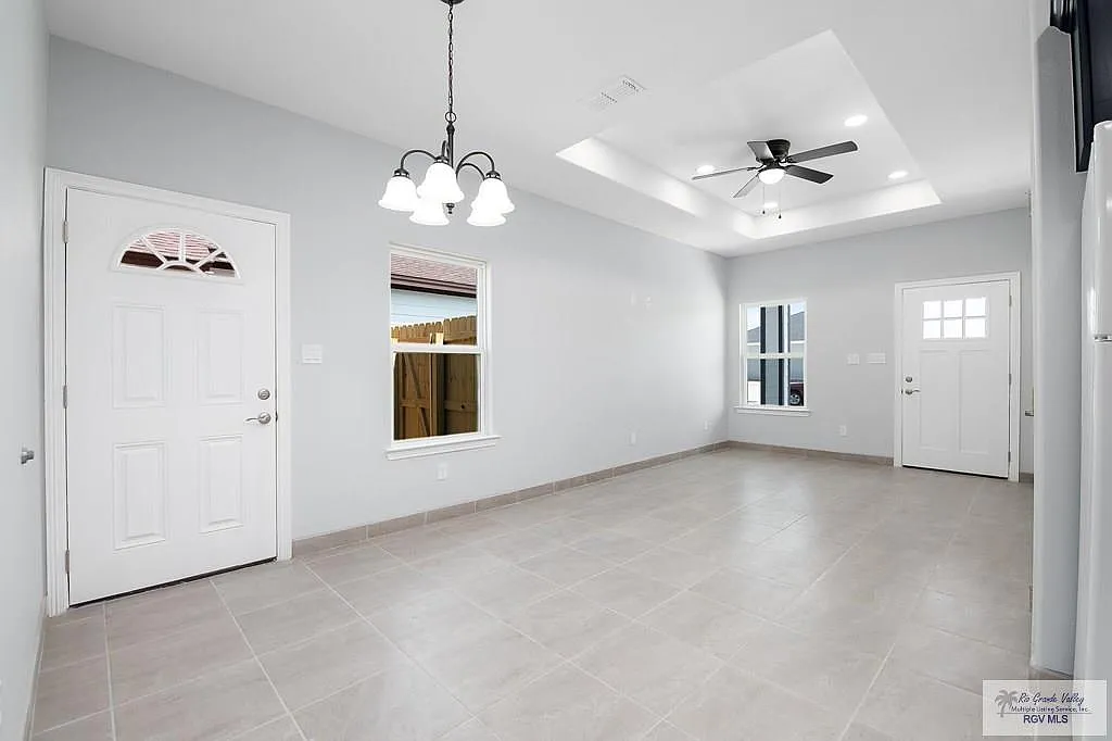 3 bed, 2.0 bath, 980 sqft, $1,225 — Photo 3