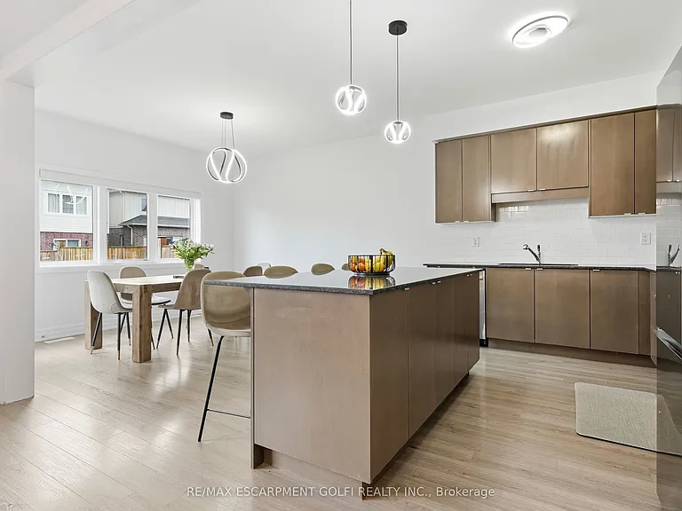 45 Dominion Cres — Photo 7