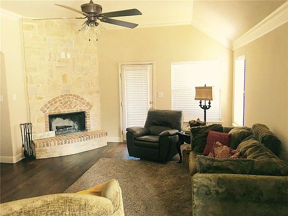 3rd image of 1199 Shady Oak Dr