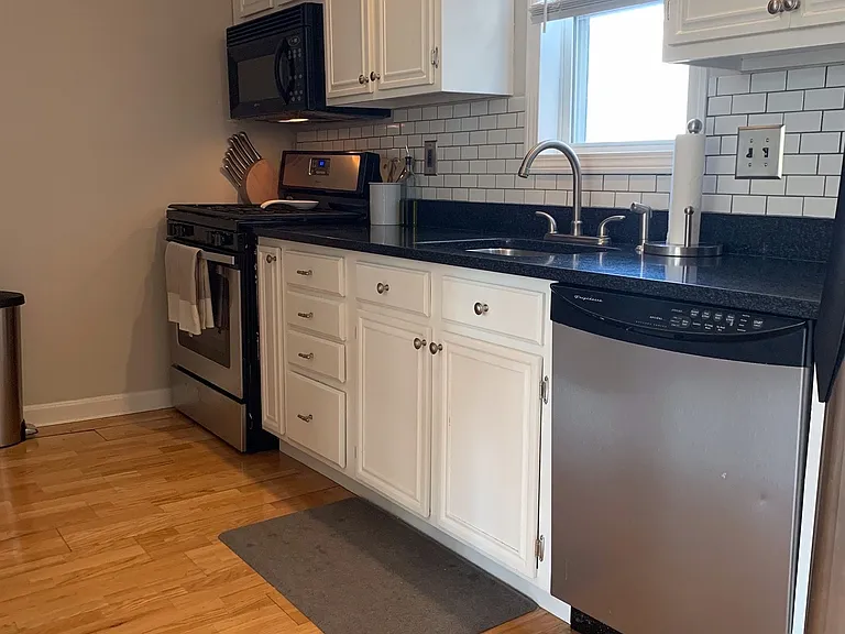 224 W 6th St #4 — Photo 8