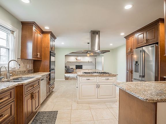 3rd image of 920 Pinehurst Dr