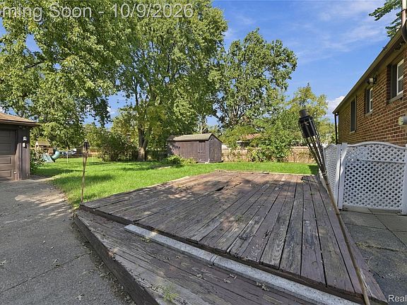 4th image of 23095 Hill Ave