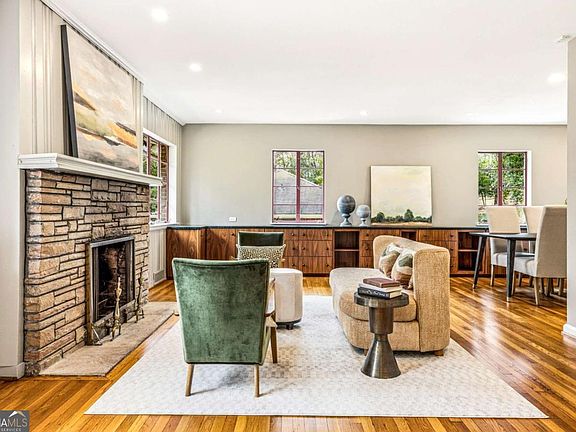 3rd image of 430 W Parkwood Rd