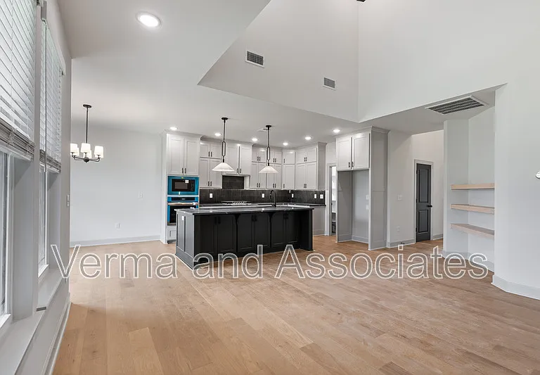 1121 Whistler St — Photo 10