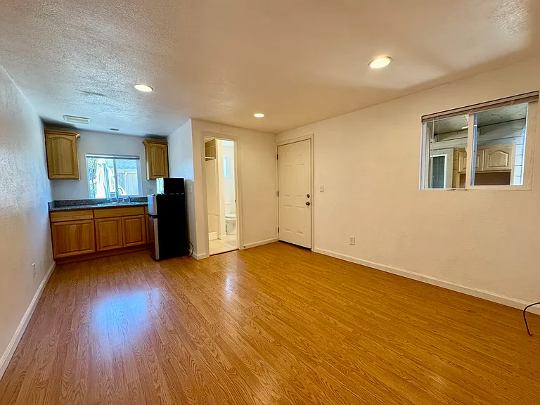 362 Irving Ave #C — Photo 2