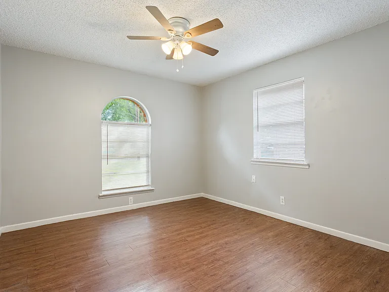 407 Crescent St — Photo 11