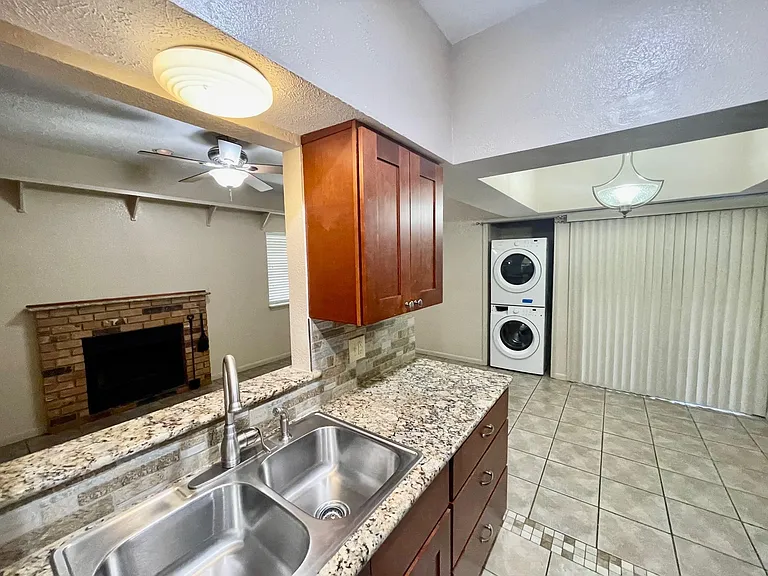 421 W San Antonio St #J1 — Photo 5