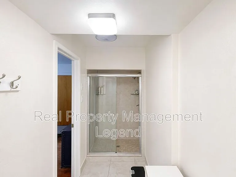 409 La Salle Dr — Photo 15