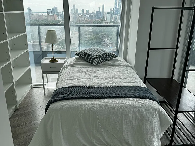 Flex Room: $1,100 Private room with Double sized Bed (Shared Bathroom)