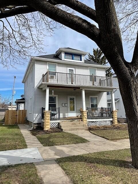 1st image of 725 Crescent St NE