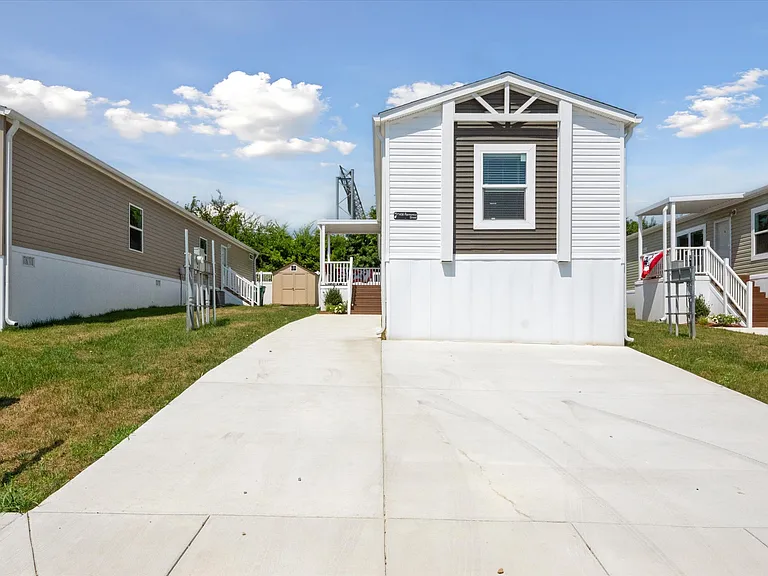 Holiday Village — Photo 3