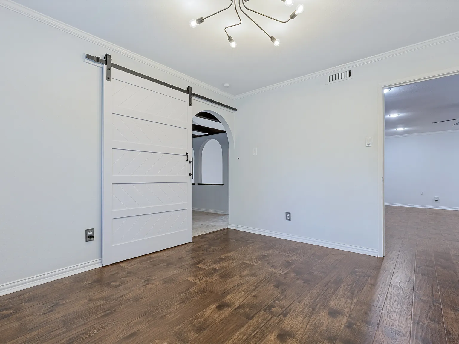 4 bed, 2204 sqft, $3,890 — Photo 4