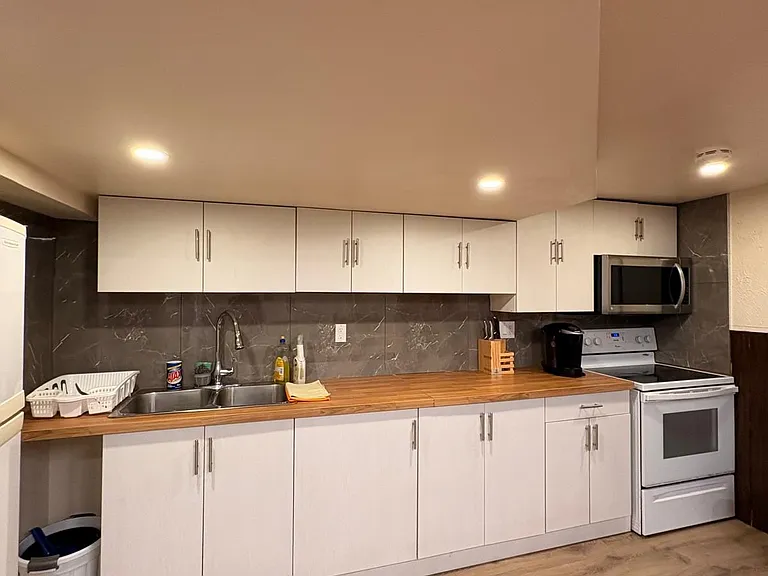 34 Shoreland Cres #B — Photo 3